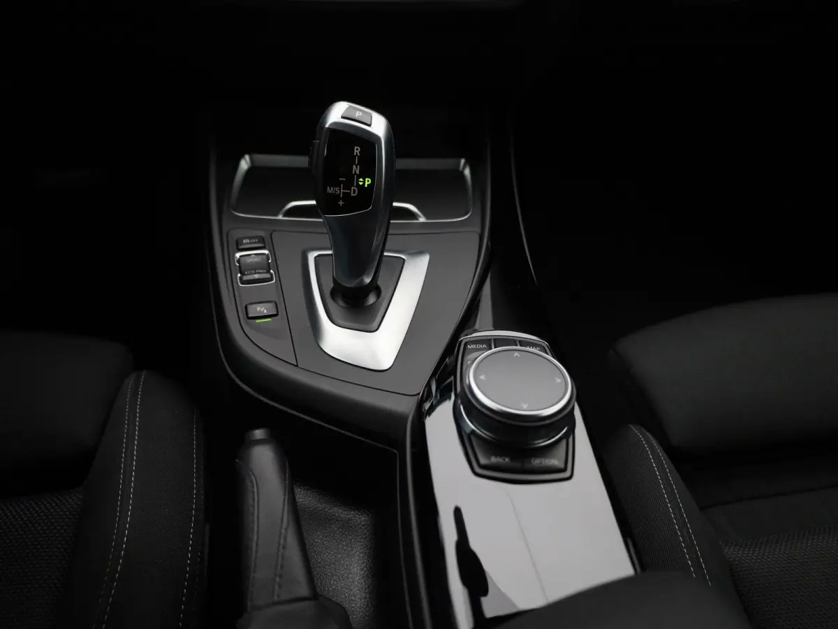 118i Executive | WORDT VERWACHT | HARMAN KARDON | STOELVERWARMING | ACHTERUITRIJCAMERA | CLIMATE CONTROL | NAVIGATIE | BLUETOOTH | LANE ASSIST | LED VERLICHTING | SPORTSTOELEN |