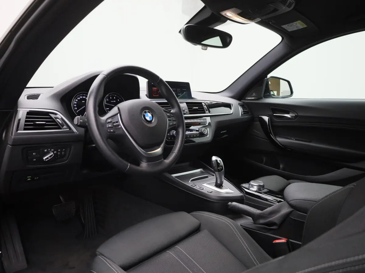 118i Executive | WORDT VERWACHT | HARMAN KARDON | STOELVERWARMING | ACHTERUITRIJCAMERA | CLIMATE CONTROL | NAVIGATIE | BLUETOOTH | LANE ASSIST | LED VERLICHTING | SPORTSTOELEN |