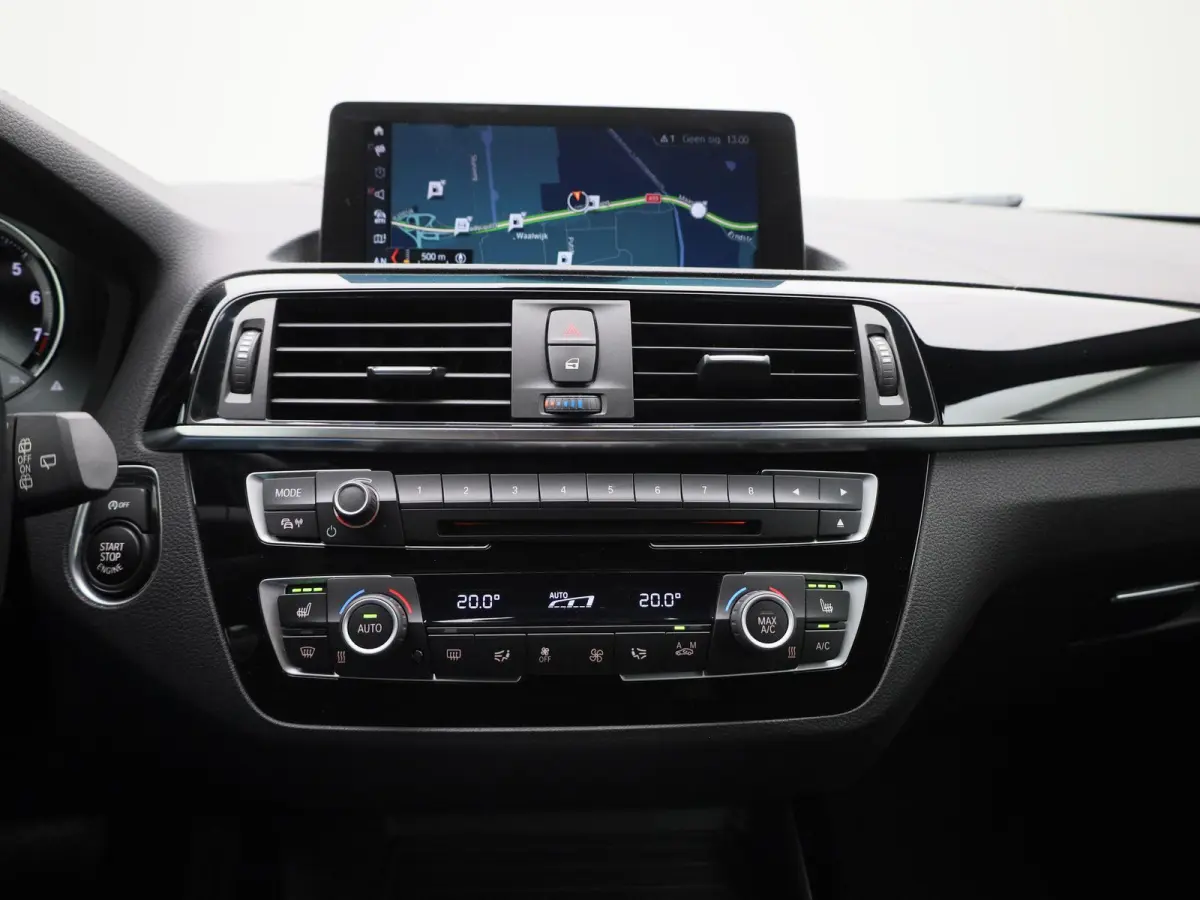 118i Executive | WORDT VERWACHT | HARMAN KARDON | STOELVERWARMING | ACHTERUITRIJCAMERA | CLIMATE CONTROL | NAVIGATIE | BLUETOOTH | LANE ASSIST | LED VERLICHTING | SPORTSTOELEN |