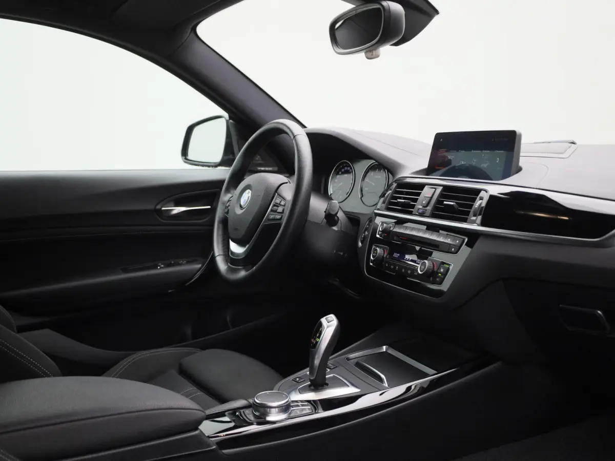 118i Executive | WORDT VERWACHT | HARMAN KARDON | STOELVERWARMING | ACHTERUITRIJCAMERA | CLIMATE CONTROL | NAVIGATIE | BLUETOOTH | LANE ASSIST | LED VERLICHTING | SPORTSTOELEN |