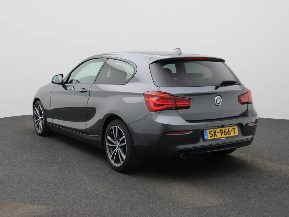 118i Executive | WORDT VERWACHT | HARMAN KARDON | STOELVERWARMING | ACHTERUITRIJCAMERA | CLIMATE CONTROL | NAVIGATIE | BLUETOOTH | LANE ASSIST | LED VERLICHTING | SPORTSTOELEN |