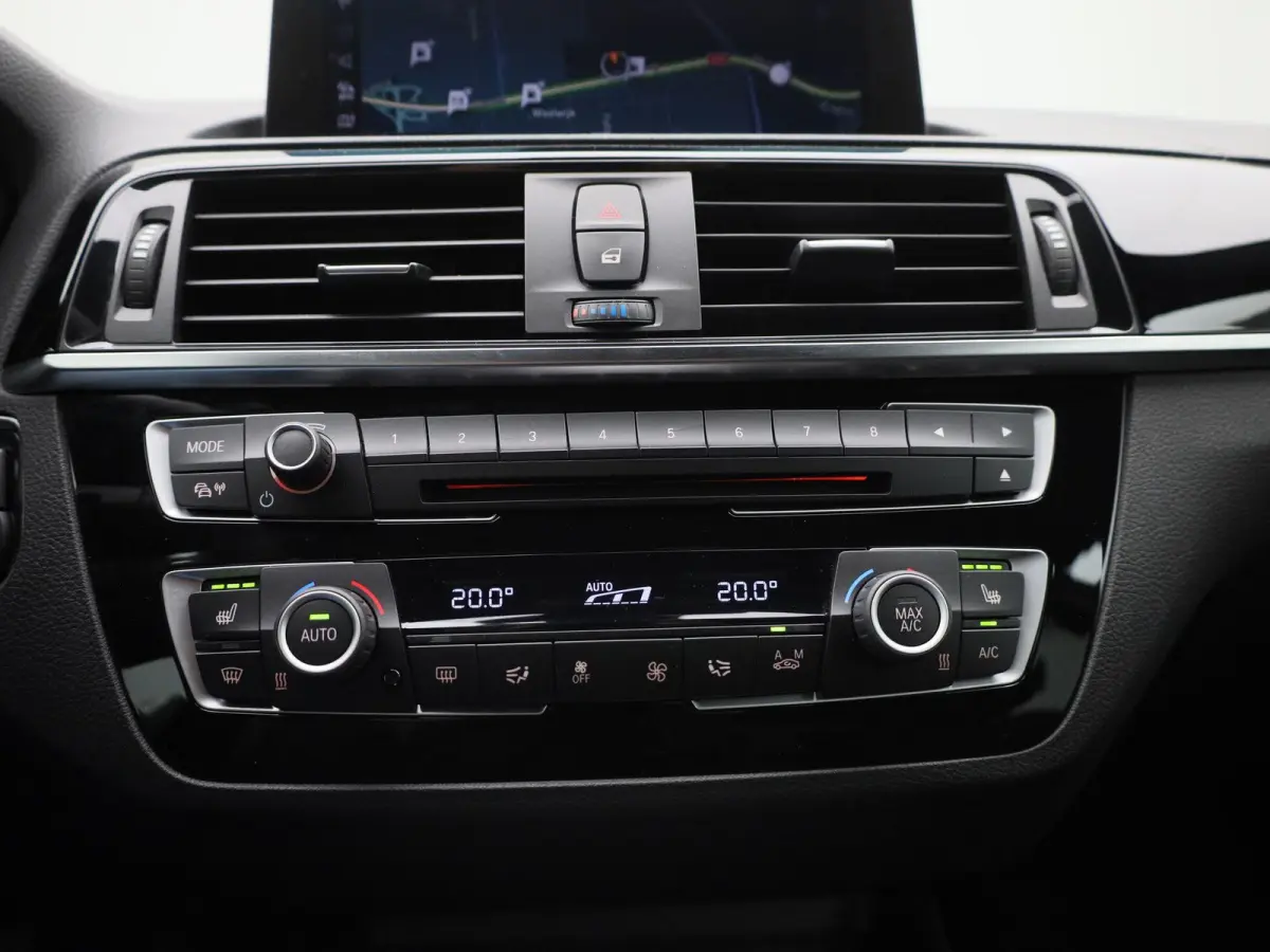 118i Executive | WORDT VERWACHT | HARMAN KARDON | STOELVERWARMING | ACHTERUITRIJCAMERA | CLIMATE CONTROL | NAVIGATIE | BLUETOOTH | LANE ASSIST | LED VERLICHTING | SPORTSTOELEN |