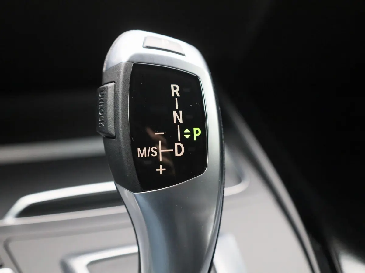 118i Executive | WORDT VERWACHT | HARMAN KARDON | STOELVERWARMING | ACHTERUITRIJCAMERA | CLIMATE CONTROL | NAVIGATIE | BLUETOOTH | LANE ASSIST | LED VERLICHTING | SPORTSTOELEN |