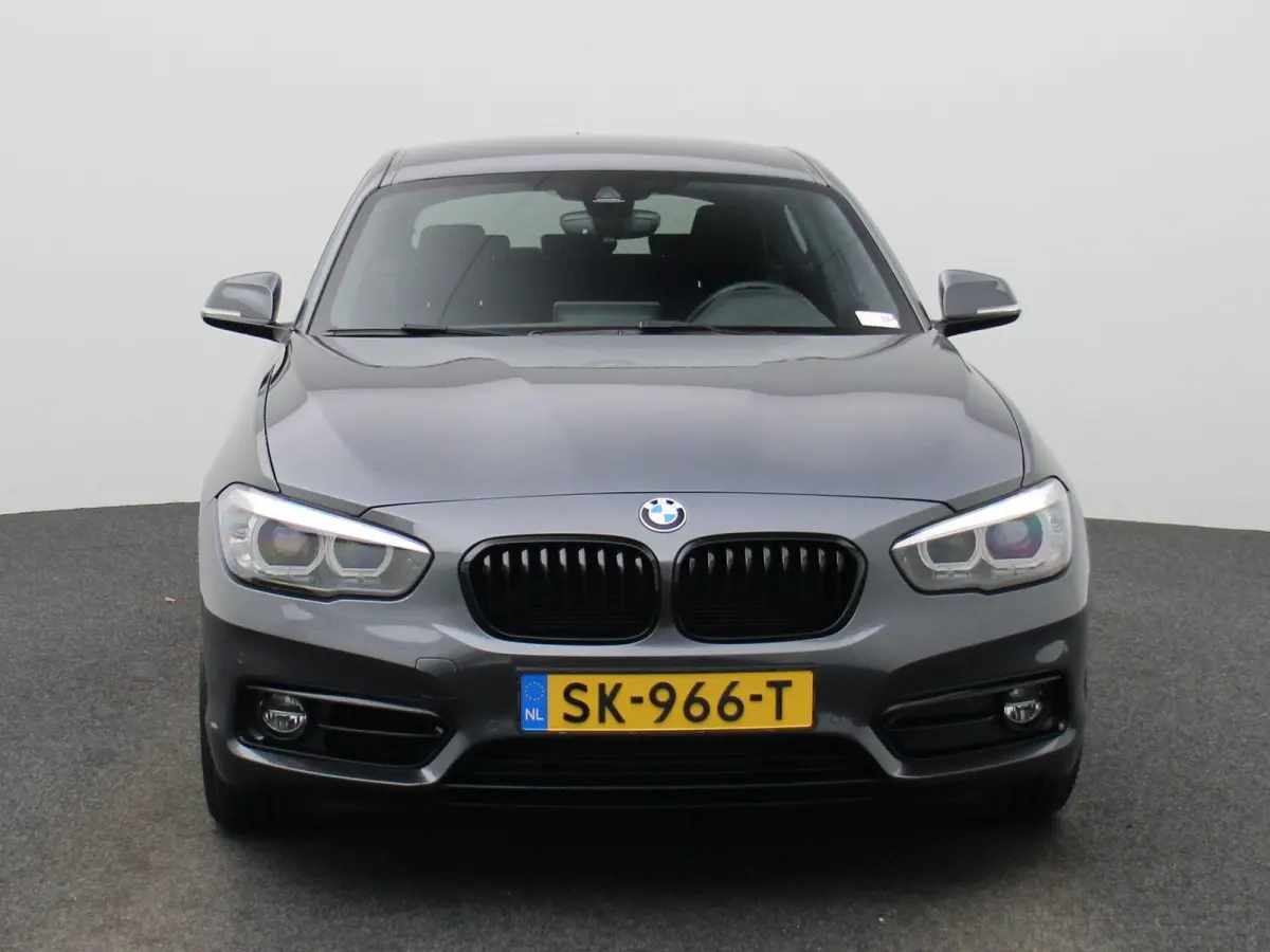 118i Executive | WORDT VERWACHT | HARMAN KARDON | STOELVERWARMING | ACHTERUITRIJCAMERA | CLIMATE CONTROL | NAVIGATIE | BLUETOOTH | LANE ASSIST | LED VERLICHTING | SPORTSTOELEN |