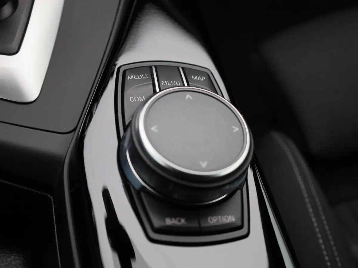 118i Executive | WORDT VERWACHT | HARMAN KARDON | STOELVERWARMING | ACHTERUITRIJCAMERA | CLIMATE CONTROL | NAVIGATIE | BLUETOOTH | LANE ASSIST | LED VERLICHTING | SPORTSTOELEN |