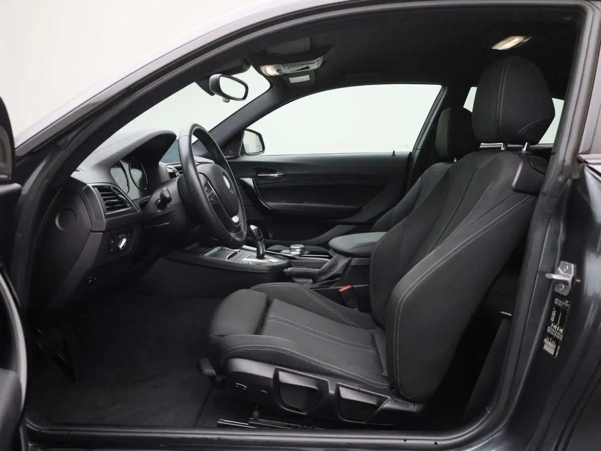 118i Executive | WORDT VERWACHT | HARMAN KARDON | STOELVERWARMING | ACHTERUITRIJCAMERA | CLIMATE CONTROL | NAVIGATIE | BLUETOOTH | LANE ASSIST | LED VERLICHTING | SPORTSTOELEN |