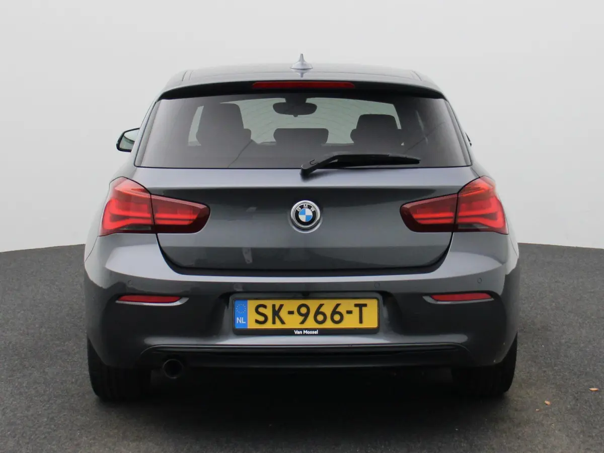 118i Executive | WORDT VERWACHT | HARMAN KARDON | STOELVERWARMING | ACHTERUITRIJCAMERA | CLIMATE CONTROL | NAVIGATIE | BLUETOOTH | LANE ASSIST | LED VERLICHTING | SPORTSTOELEN |