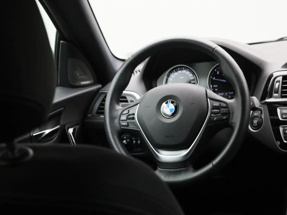 118i Executive | WORDT VERWACHT | HARMAN KARDON | STOELVERWARMING | ACHTERUITRIJCAMERA | CLIMATE CONTROL | NAVIGATIE | BLUETOOTH | LANE ASSIST | LED VERLICHTING | SPORTSTOELEN |