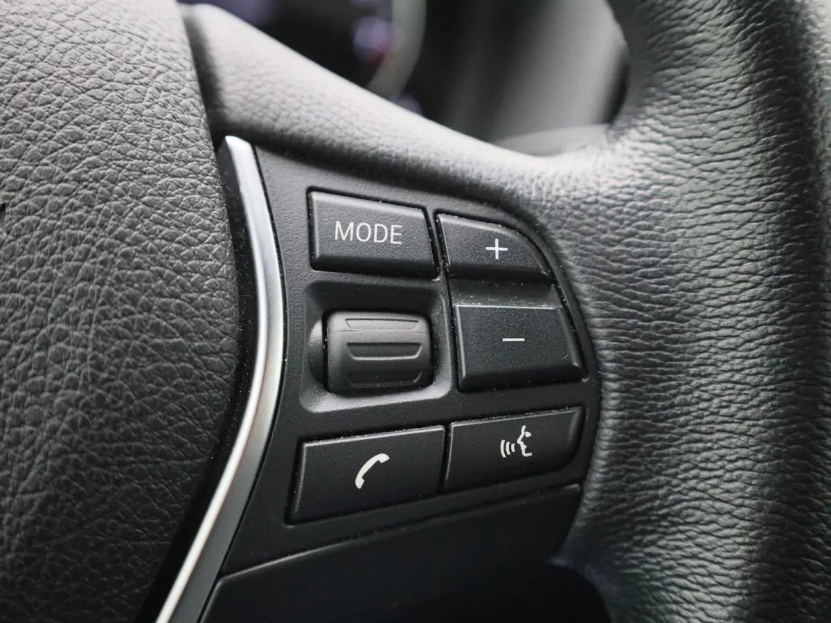 118i Executive | WORDT VERWACHT | HARMAN KARDON | STOELVERWARMING | ACHTERUITRIJCAMERA | CLIMATE CONTROL | NAVIGATIE | BLUETOOTH | LANE ASSIST | LED VERLICHTING | SPORTSTOELEN |