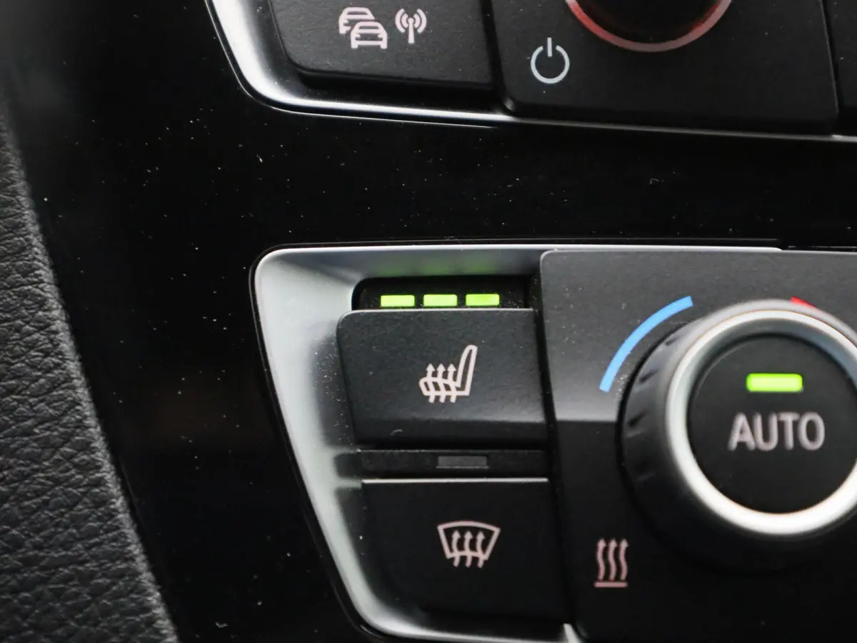 118i Executive | WORDT VERWACHT | HARMAN KARDON | STOELVERWARMING | ACHTERUITRIJCAMERA | CLIMATE CONTROL | NAVIGATIE | BLUETOOTH | LANE ASSIST | LED VERLICHTING | SPORTSTOELEN |