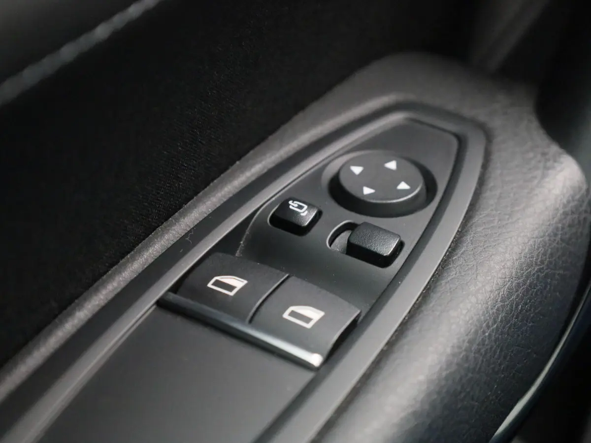 118i Executive | WORDT VERWACHT | HARMAN KARDON | STOELVERWARMING | ACHTERUITRIJCAMERA | CLIMATE CONTROL | NAVIGATIE | BLUETOOTH | LANE ASSIST | LED VERLICHTING | SPORTSTOELEN |