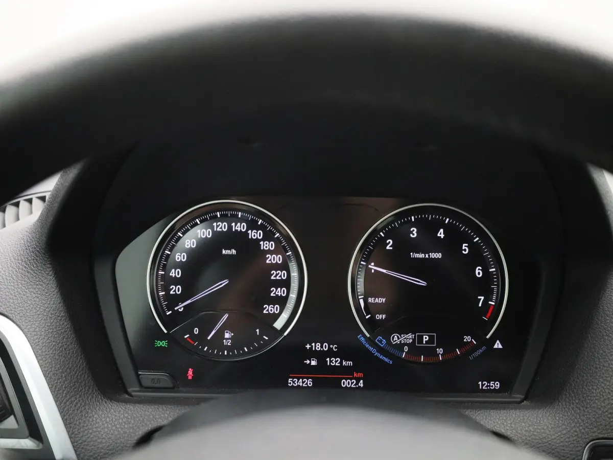 118i Executive | WORDT VERWACHT | HARMAN KARDON | STOELVERWARMING | ACHTERUITRIJCAMERA | CLIMATE CONTROL | NAVIGATIE | BLUETOOTH | LANE ASSIST | LED VERLICHTING | SPORTSTOELEN |