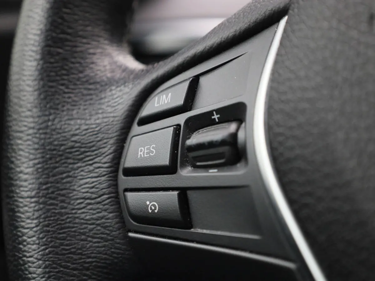 118i Executive | WORDT VERWACHT | HARMAN KARDON | STOELVERWARMING | ACHTERUITRIJCAMERA | CLIMATE CONTROL | NAVIGATIE | BLUETOOTH | LANE ASSIST | LED VERLICHTING | SPORTSTOELEN |