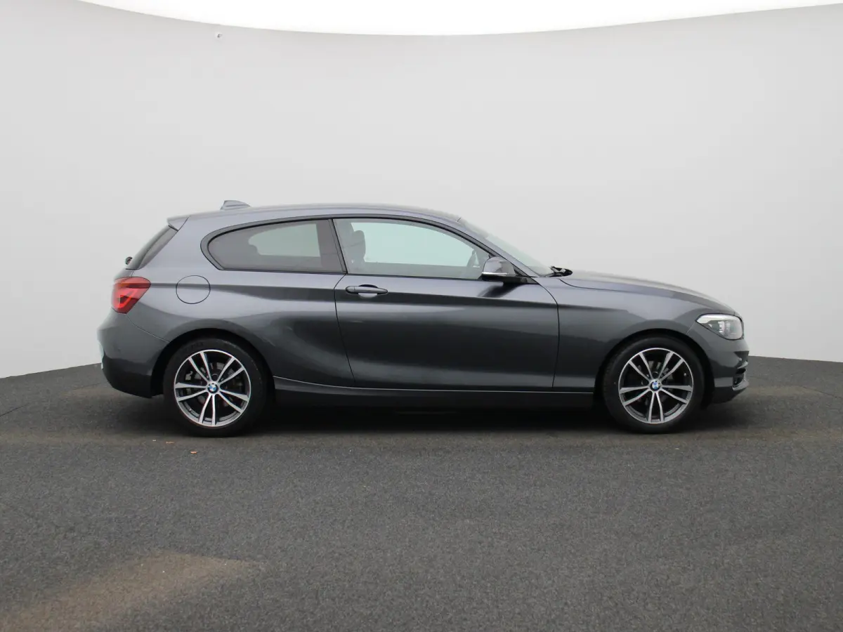118i Executive | WORDT VERWACHT | HARMAN KARDON | STOELVERWARMING | ACHTERUITRIJCAMERA | CLIMATE CONTROL | NAVIGATIE | BLUETOOTH | LANE ASSIST | LED VERLICHTING | SPORTSTOELEN |