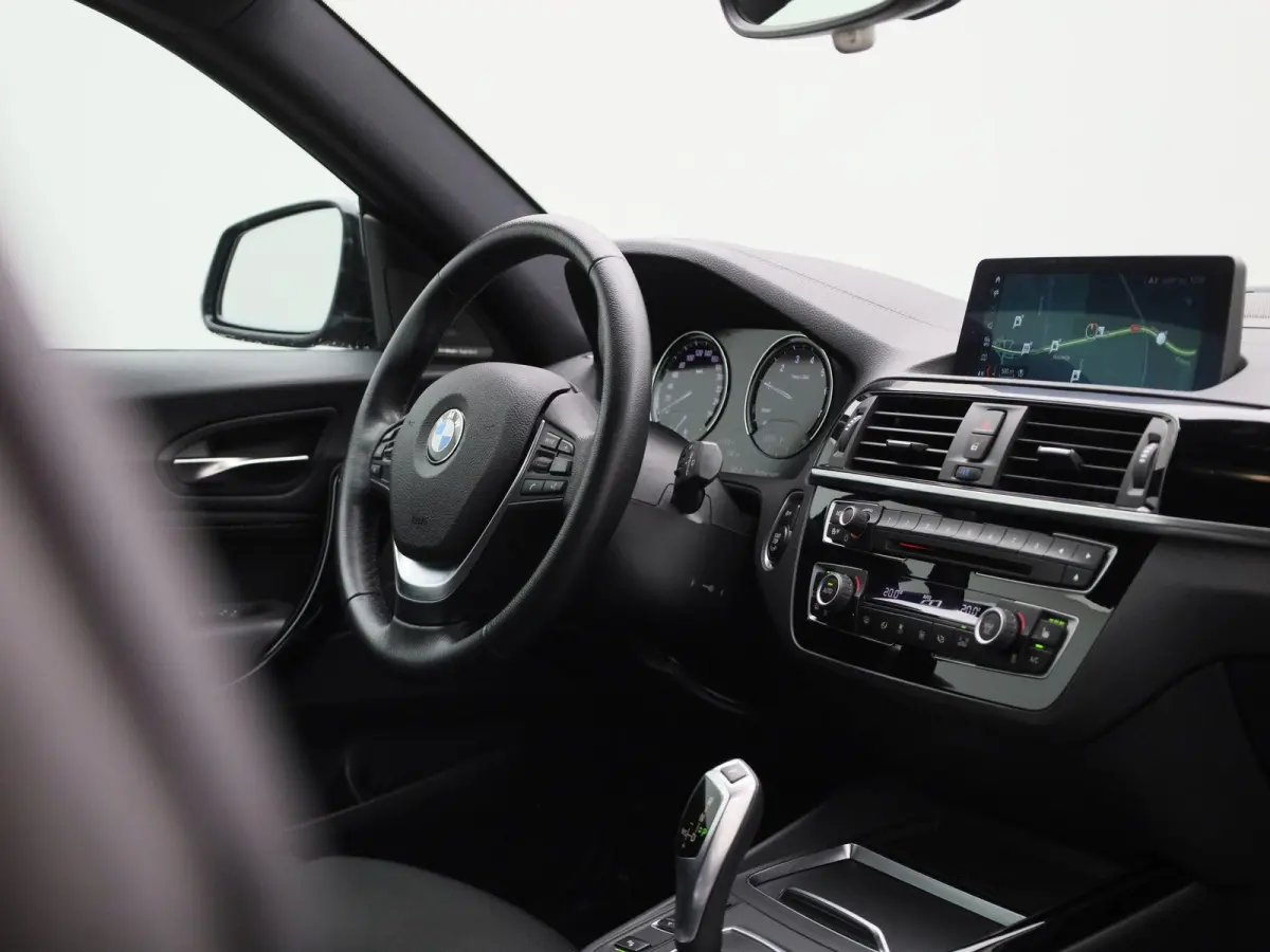 118i Executive | WORDT VERWACHT | HARMAN KARDON | STOELVERWARMING | ACHTERUITRIJCAMERA | CLIMATE CONTROL | NAVIGATIE | BLUETOOTH | LANE ASSIST | LED VERLICHTING | SPORTSTOELEN |