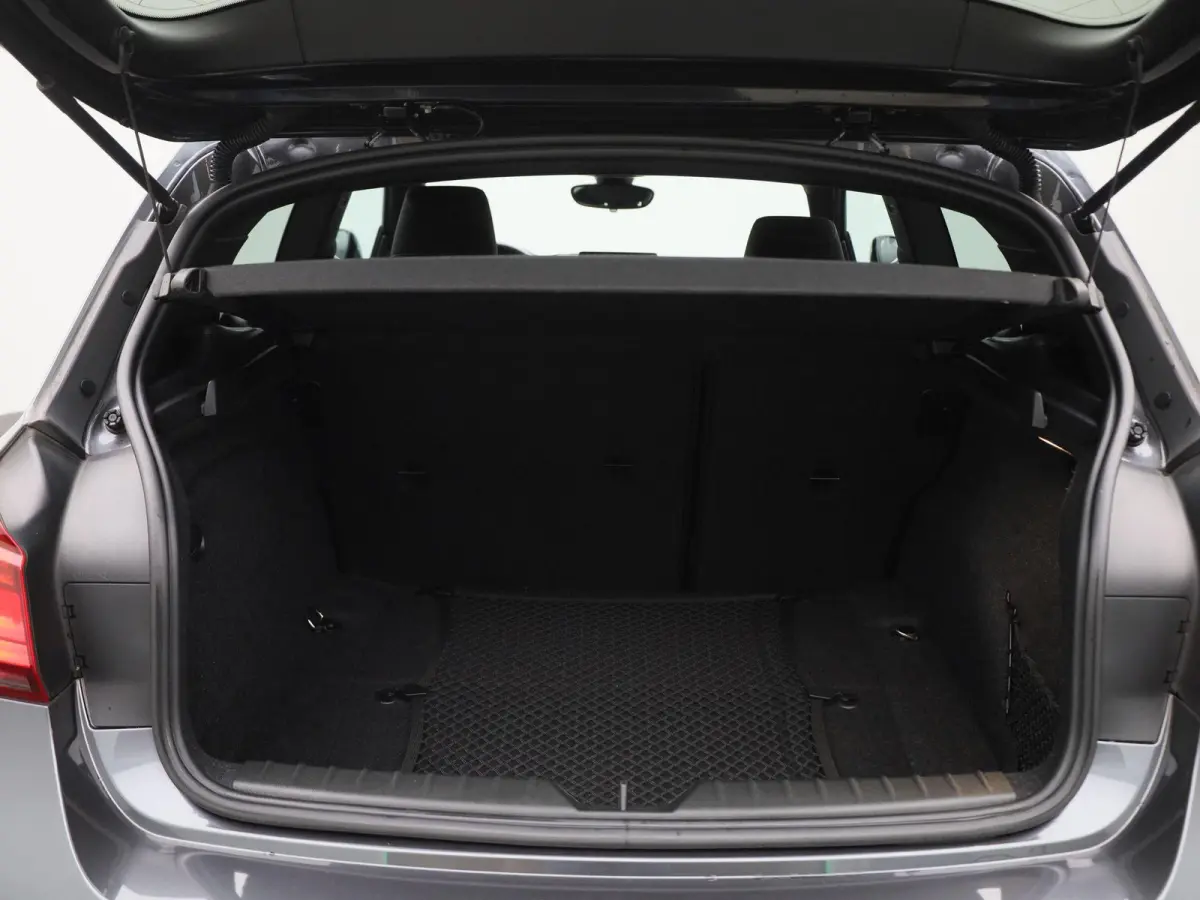 118i Executive | WORDT VERWACHT | HARMAN KARDON | STOELVERWARMING | ACHTERUITRIJCAMERA | CLIMATE CONTROL | NAVIGATIE | BLUETOOTH | LANE ASSIST | LED VERLICHTING | SPORTSTOELEN |