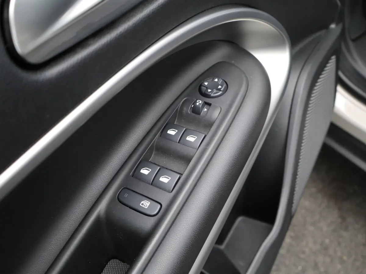 1.2 e-Hybrid Summit | Automaat | Carplay | Camera | Adaptieve cruise | Navi | Clima | 18" LMV |