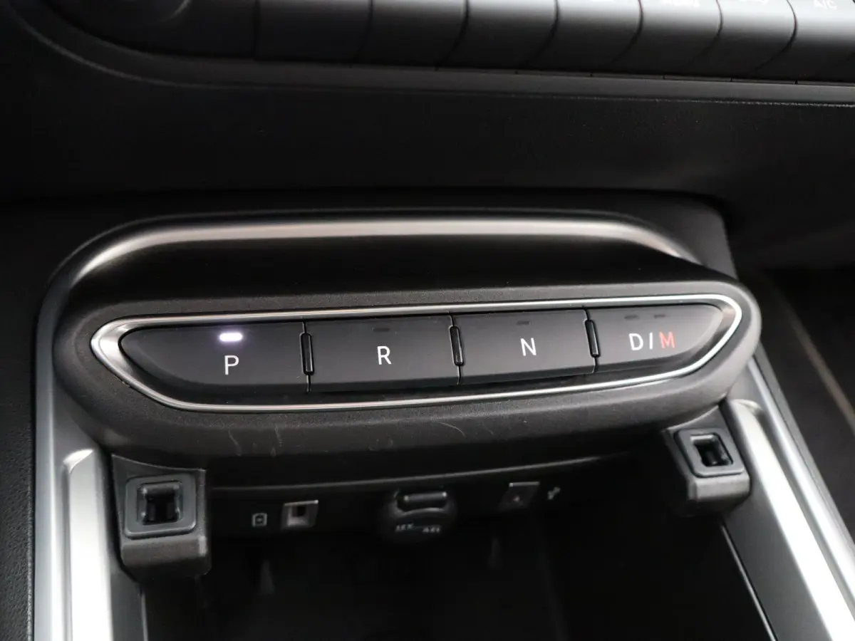 1.2 e-Hybrid Summit | Automaat | Carplay | Camera | Adaptieve cruise | Navi | Clima | 18" LMV |