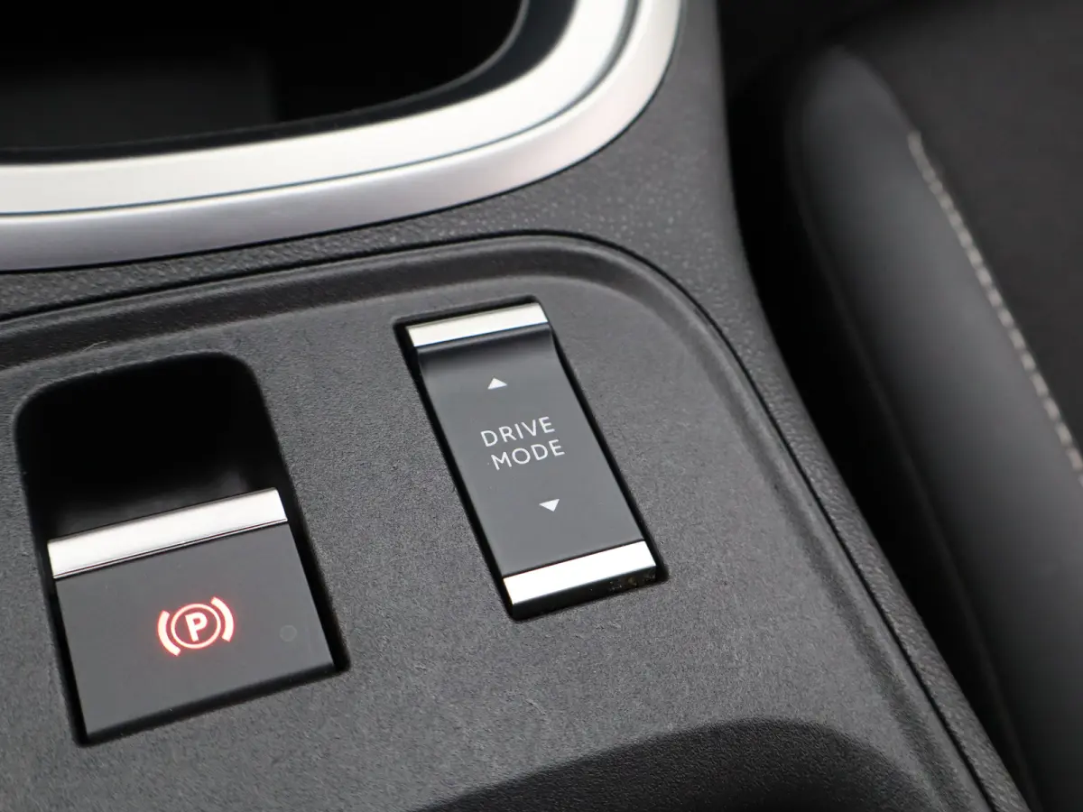 1.2 e-Hybrid Summit | Automaat | Carplay | Camera | Adaptieve cruise | Navi | Clima | 18" LMV |