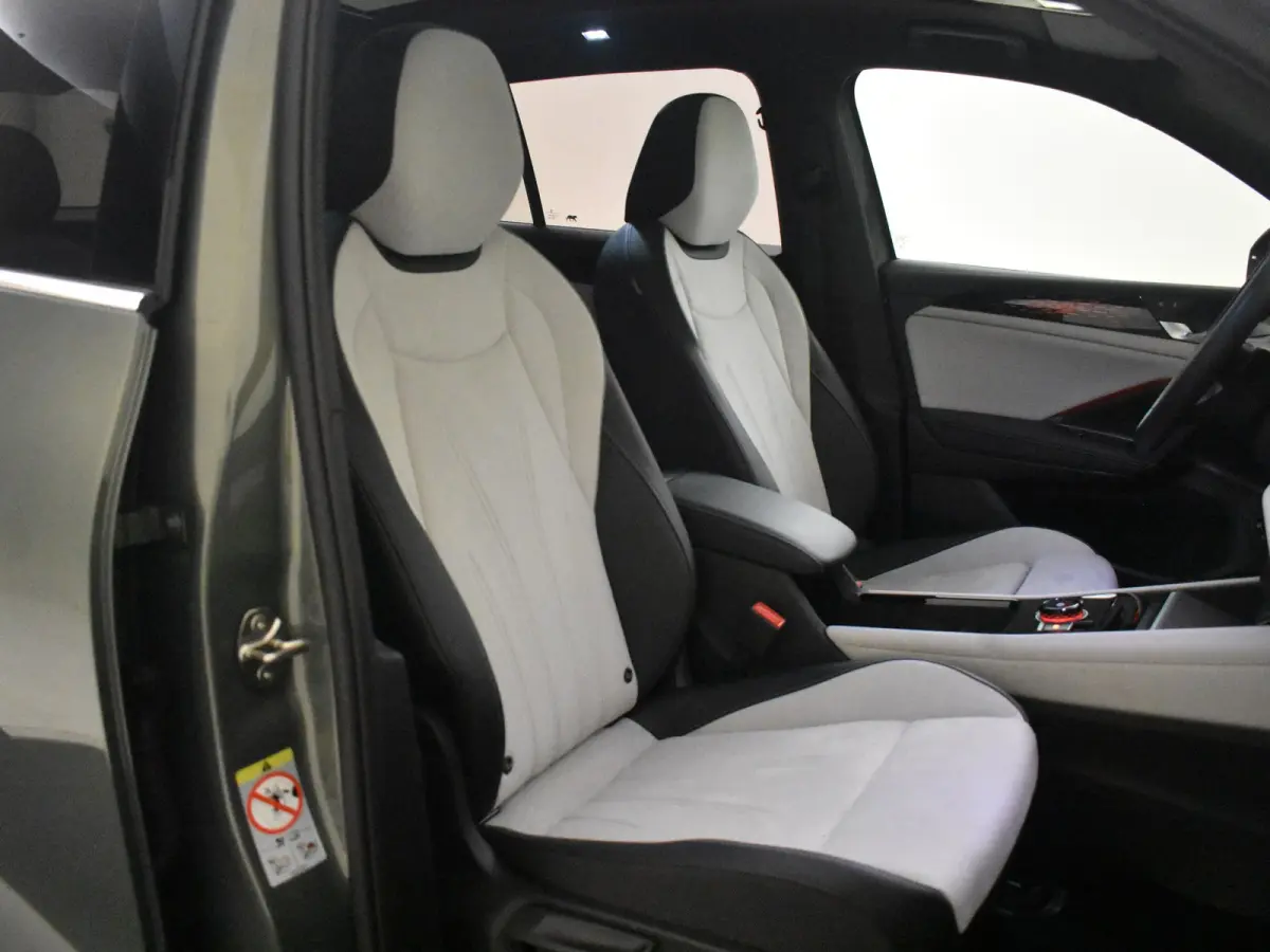 1.5 eHybrid Elegance | Elekt glazen pano-dak | Head-up display | trekhaak uitklapbaar | stoel/stuurverw | Navi | apple carplay | DAB |LED | 20"LMV