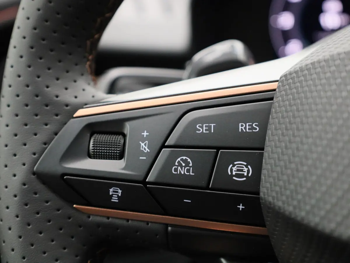 1.5 TSI e-Hybrid Essential PHEV | DEMO | PANORAMADAK | ACHTERUITRIJCAMERA | STOELVERWARMING | STUURWIELVERWARMING | ELEKTRISCHE KOFFERKLEP | TREKHAAK | CLIMATE CONTROL | ADAPTIVE CRUISE CONT