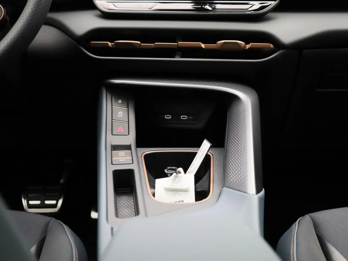 1.5 TSI e-Hybrid Essential PHEV | DEMO | PANORAMADAK | ACHTERUITRIJCAMERA | STOELVERWARMING | STUURWIELVERWARMING | ELEKTRISCHE KOFFERKLEP | TREKHAAK | CLIMATE CONTROL | ADAPTIVE CRUISE CONT