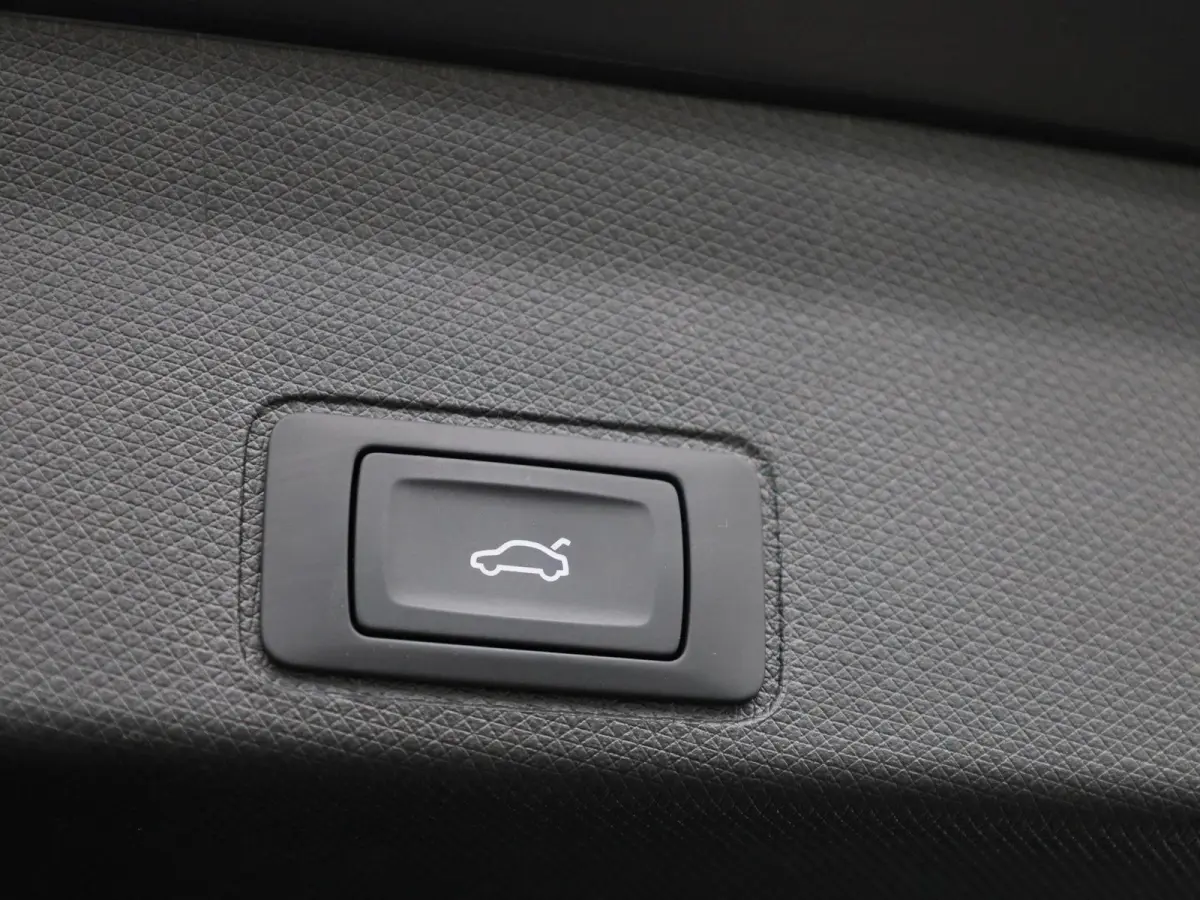 1.5 TSI e-Hybrid Essential PHEV | DEMO | PANORAMADAK | ACHTERUITRIJCAMERA | STOELVERWARMING | STUURWIELVERWARMING | ELEKTRISCHE KOFFERKLEP | TREKHAAK | CLIMATE CONTROL | ADAPTIVE CRUISE CONT