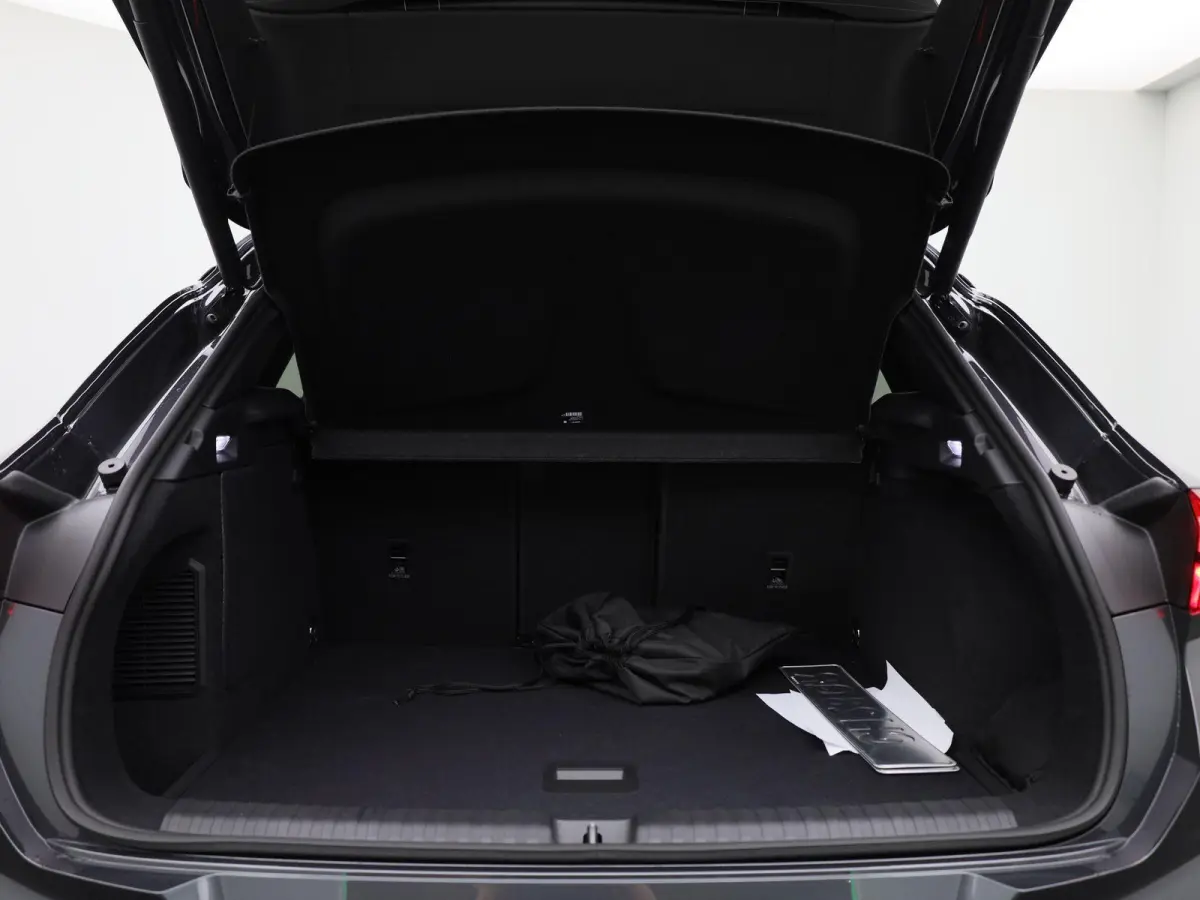 1.5 TSI e-Hybrid Essential PHEV | DEMO | PANORAMADAK | ACHTERUITRIJCAMERA | STOELVERWARMING | STUURWIELVERWARMING | ELEKTRISCHE KOFFERKLEP | TREKHAAK | CLIMATE CONTROL | ADAPTIVE CRUISE CONT