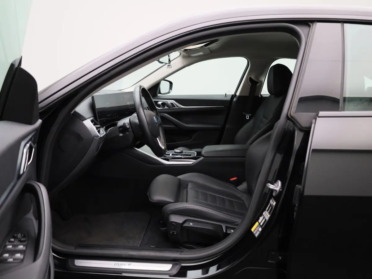 eDrive40 High Executive 84 kWh | WORDT VERWACHT | 360 CAMERA | LEDER | ELEKTRISCHE ACHTERKLEP | STOELVERWARMING | LED VERLICHTING | DIGITAL COCKPIT | CRUISE CONTROL | NAVIGATIE | BLUETOOTH |