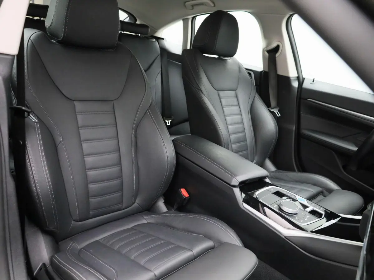 eDrive40 High Executive 84 kWh | WORDT VERWACHT | 360 CAMERA | LEDER | ELEKTRISCHE ACHTERKLEP | STOELVERWARMING | LED VERLICHTING | DIGITAL COCKPIT | CRUISE CONTROL | NAVIGATIE | BLUETOOTH |