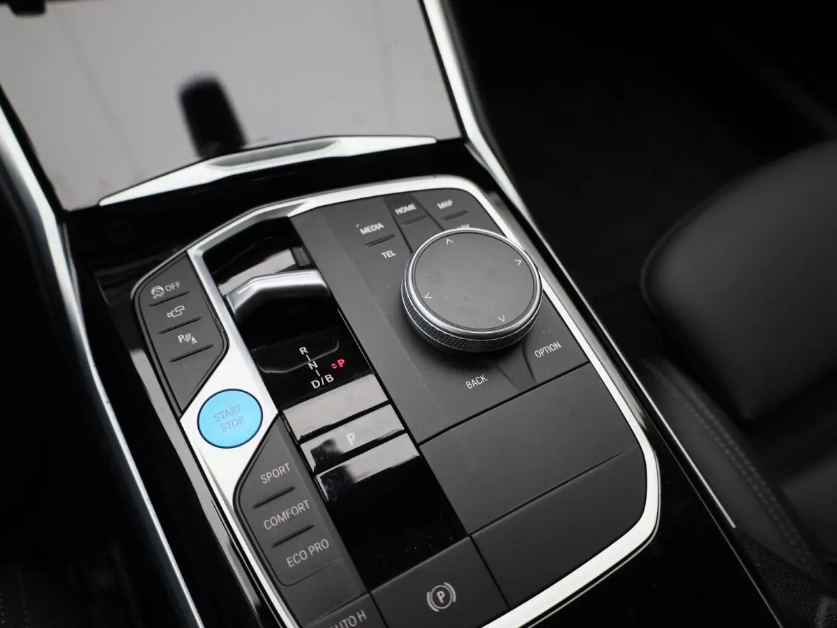 eDrive40 High Executive 84 kWh | WORDT VERWACHT | 360 CAMERA | LEDER | ELEKTRISCHE ACHTERKLEP | STOELVERWARMING | LED VERLICHTING | DIGITAL COCKPIT | CRUISE CONTROL | NAVIGATIE | BLUETOOTH |