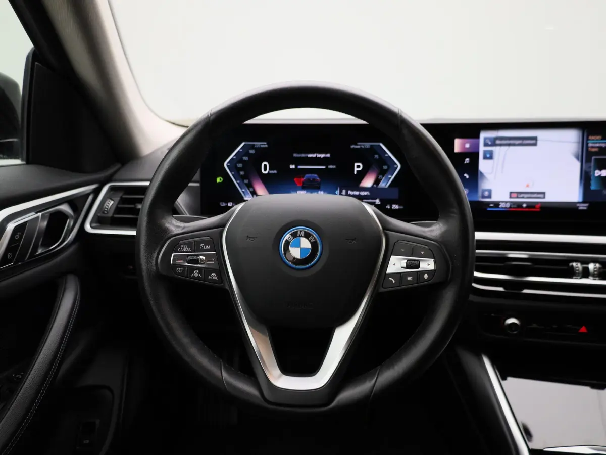 eDrive40 High Executive 84 kWh | WORDT VERWACHT | 360 CAMERA | LEDER | ELEKTRISCHE ACHTERKLEP | STOELVERWARMING | LED VERLICHTING | DIGITAL COCKPIT | CRUISE CONTROL | NAVIGATIE | BLUETOOTH |