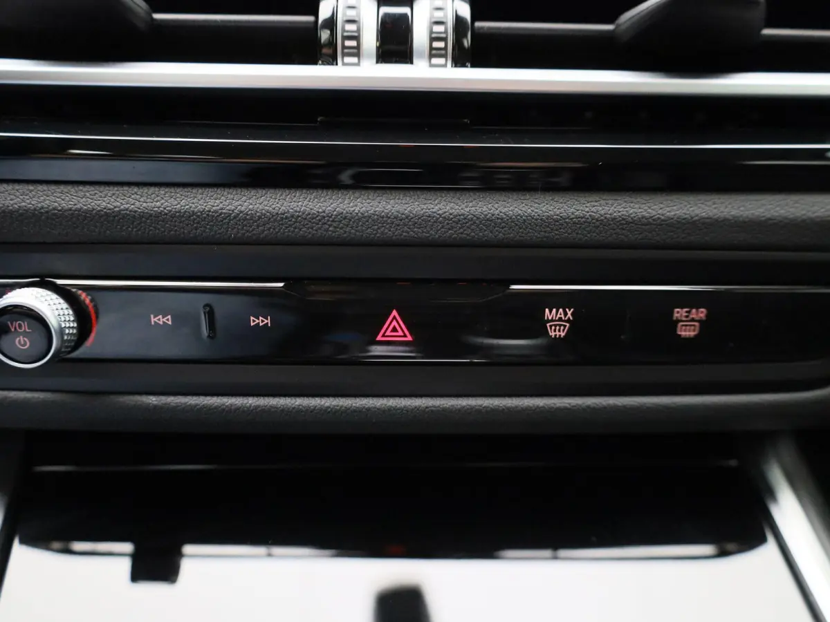 eDrive40 High Executive 84 kWh | WORDT VERWACHT | 360 CAMERA | LEDER | ELEKTRISCHE ACHTERKLEP | STOELVERWARMING | LED VERLICHTING | DIGITAL COCKPIT | CRUISE CONTROL | NAVIGATIE | BLUETOOTH |