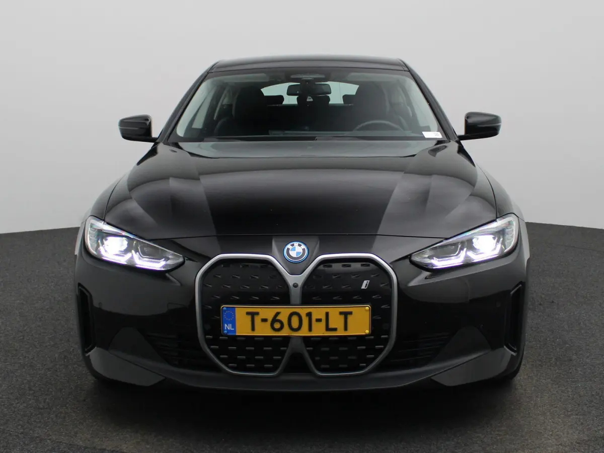 eDrive40 High Executive 84 kWh | WORDT VERWACHT | 360 CAMERA | LEDER | ELEKTRISCHE ACHTERKLEP | STOELVERWARMING | LED VERLICHTING | DIGITAL COCKPIT | CRUISE CONTROL | NAVIGATIE | BLUETOOTH |