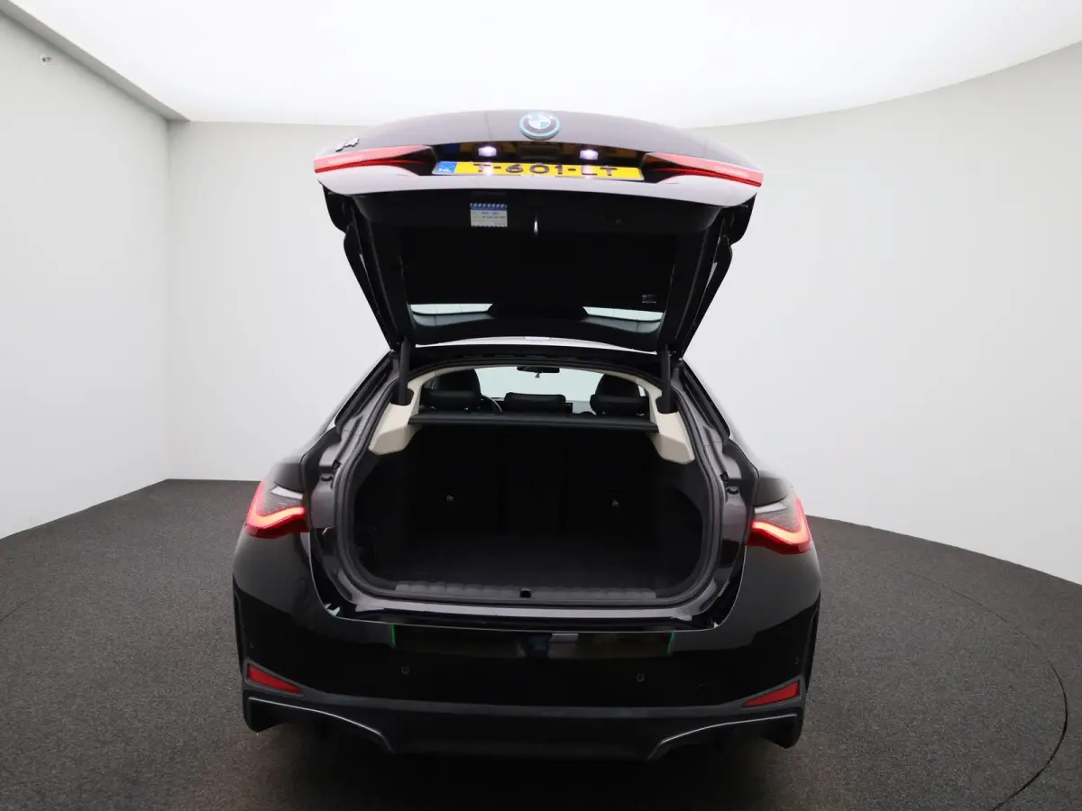 eDrive40 High Executive 84 kWh | WORDT VERWACHT | 360 CAMERA | LEDER | ELEKTRISCHE ACHTERKLEP | STOELVERWARMING | LED VERLICHTING | DIGITAL COCKPIT | CRUISE CONTROL | NAVIGATIE | BLUETOOTH |
