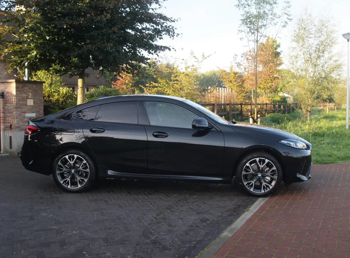 220 M Sport Design Edition | Dealergarantie t/m 04-2029 | Camera | Sfeerverlichting | Apple Carplay | NL-Auto |