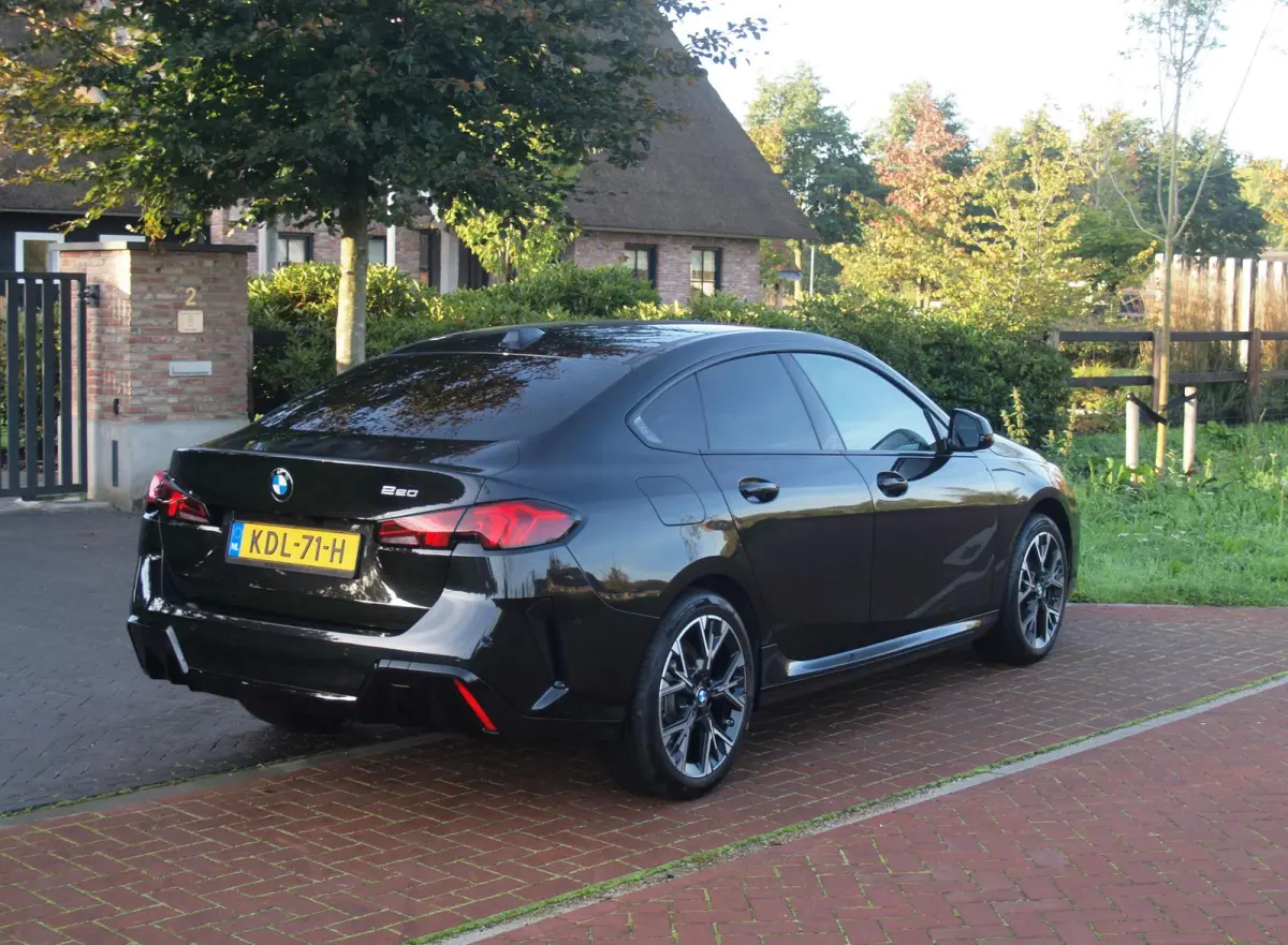 220 M Sport Design Edition | Dealergarantie t/m 04-2029 | Camera | Sfeerverlichting | Apple Carplay | NL-Auto |
