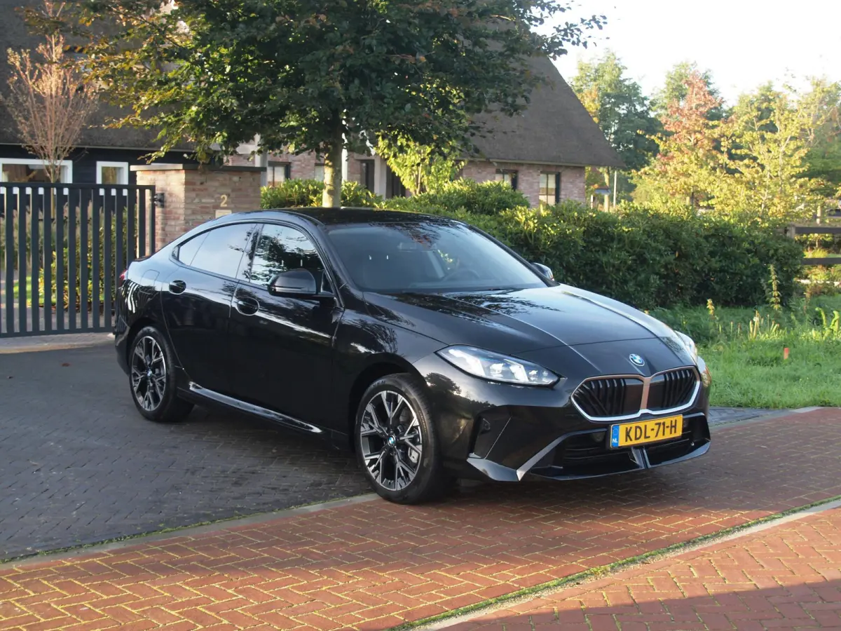 220 M Sport Design Edition | Dealergarantie t/m 04-2029 | Camera | Sfeerverlichting | Apple Carplay | NL-Auto |
