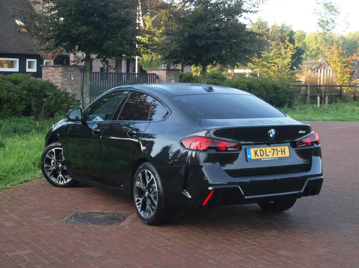 220 M Sport Design Edition | Dealergarantie t/m 04-2029 | Camera | Sfeerverlichting | Apple Carplay | NL-Auto |