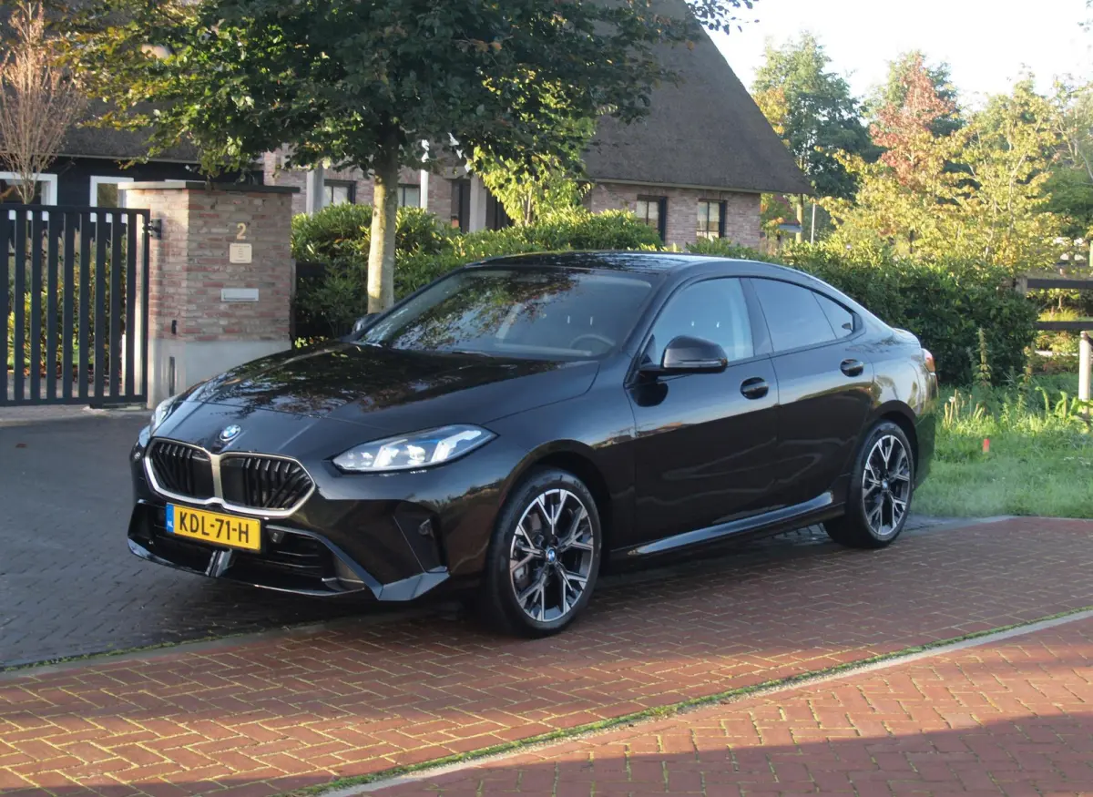 220 M Sport Design Edition | Dealergarantie t/m 04-2029 | Camera | Sfeerverlichting | Apple Carplay | NL-Auto |