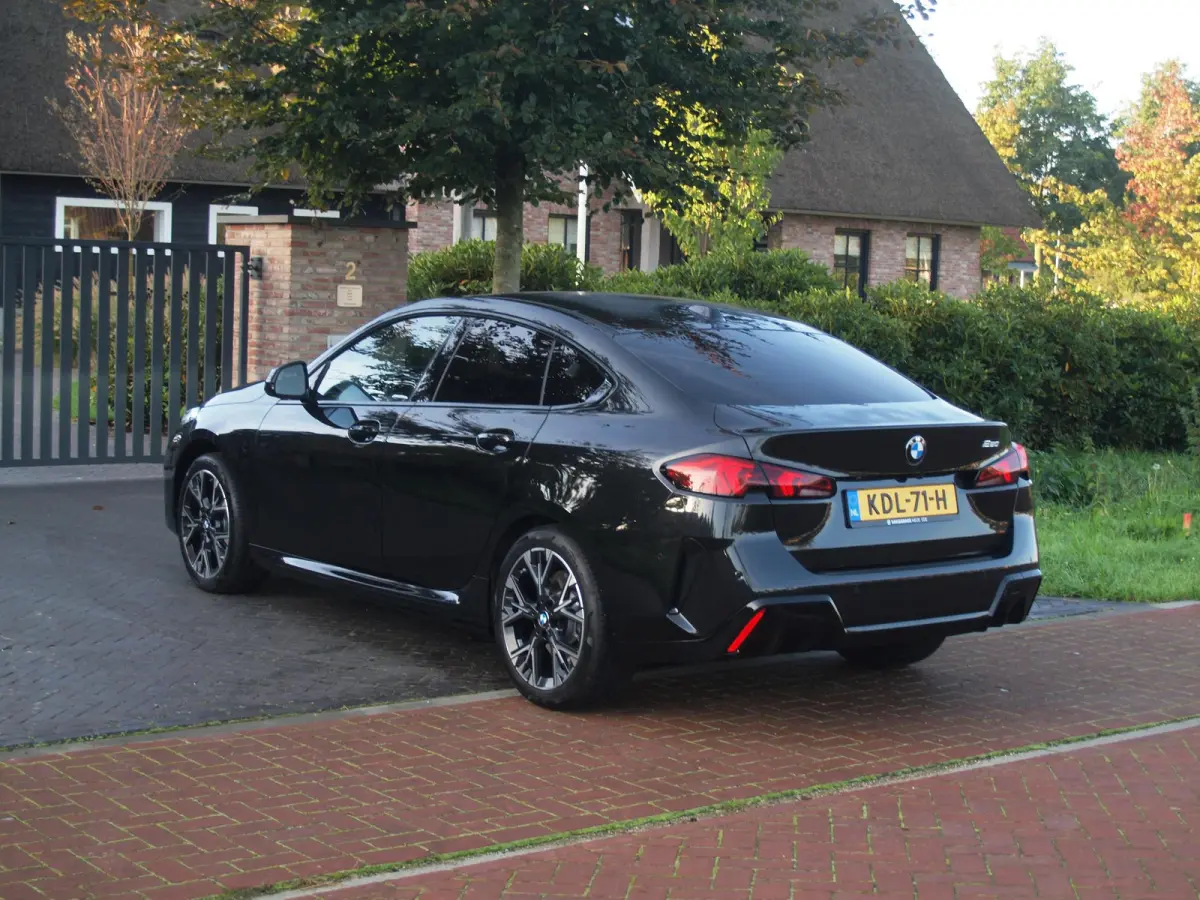 220 M Sport Design Edition | Dealergarantie t/m 04-2029 | Camera | Sfeerverlichting | Apple Carplay | NL-Auto |
