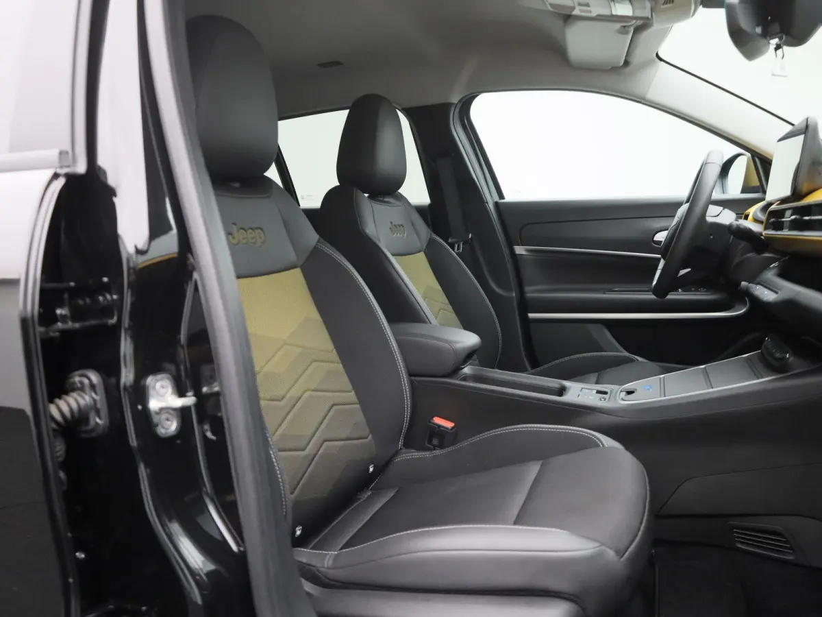 54kWh 1st Edition | WORDT VERWACHT | STOELVERWARMING | ACHTERUITRIJCAMERA | APPLE CARPLAY - ANDROID AUTO | ELEKTRISCHE ACHTERKLEP | KEYLESS | LED VERLICHTING | NAVIGATIE | PARKEERSENSOREN | 