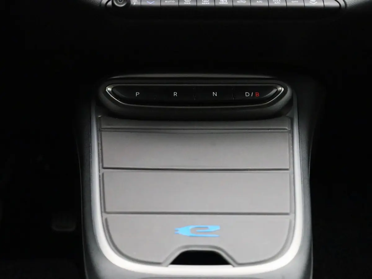 54kWh 1st Edition | WORDT VERWACHT | STOELVERWARMING | ACHTERUITRIJCAMERA | APPLE CARPLAY - ANDROID AUTO | ELEKTRISCHE ACHTERKLEP | KEYLESS | LED VERLICHTING | NAVIGATIE | PARKEERSENSOREN | 
