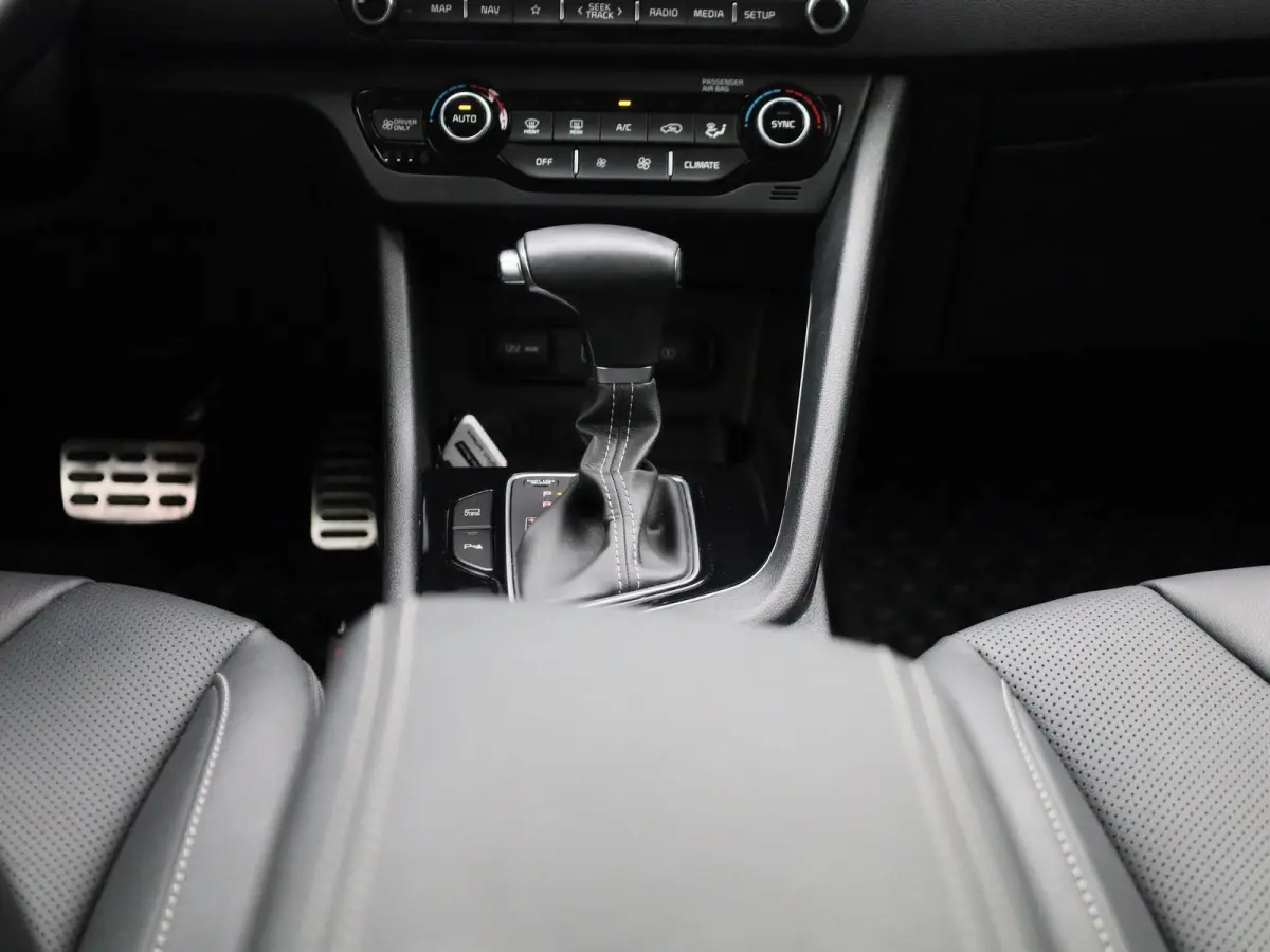 1.6 GDi Hybrid DynamicPlusLine | WORDT VERWACHT | STUURVERWARMING | STOELVERWARMING | APPLE CARPLAY - ANDROID AUTO | LEDER | GETINTE RUITEN | CRUISE CONTROL | ACHTERUITRIJCAMERA | KEYLESS | 