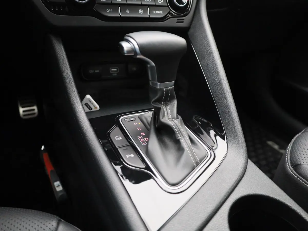 1.6 GDi Hybrid DynamicPlusLine | WORDT VERWACHT | STUURVERWARMING | STOELVERWARMING | APPLE CARPLAY - ANDROID AUTO | LEDER | GETINTE RUITEN | CRUISE CONTROL | ACHTERUITRIJCAMERA | KEYLESS | 