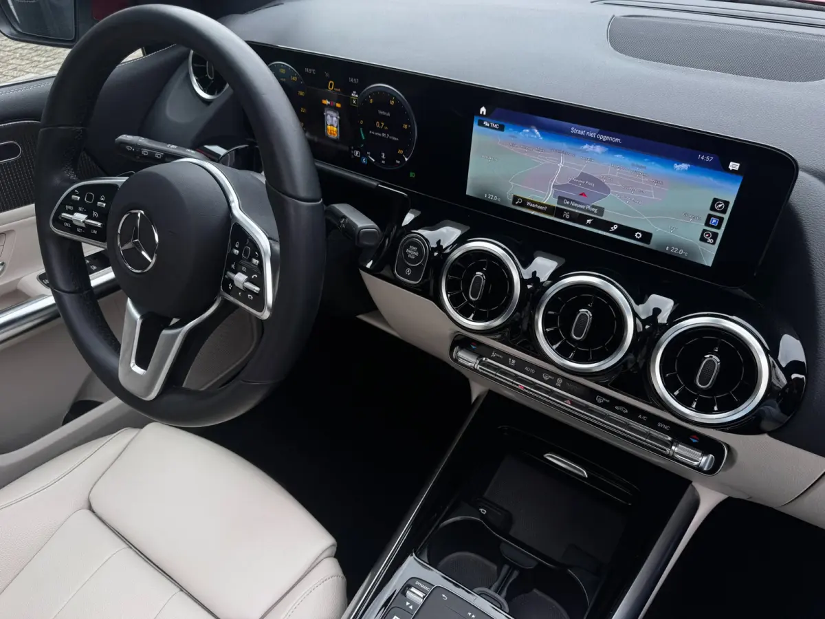 180 Luxury Line NL-Auto | Pano | 1e Eigenaar | Leder | Camera | PDC Rondom | Stoelverwarming