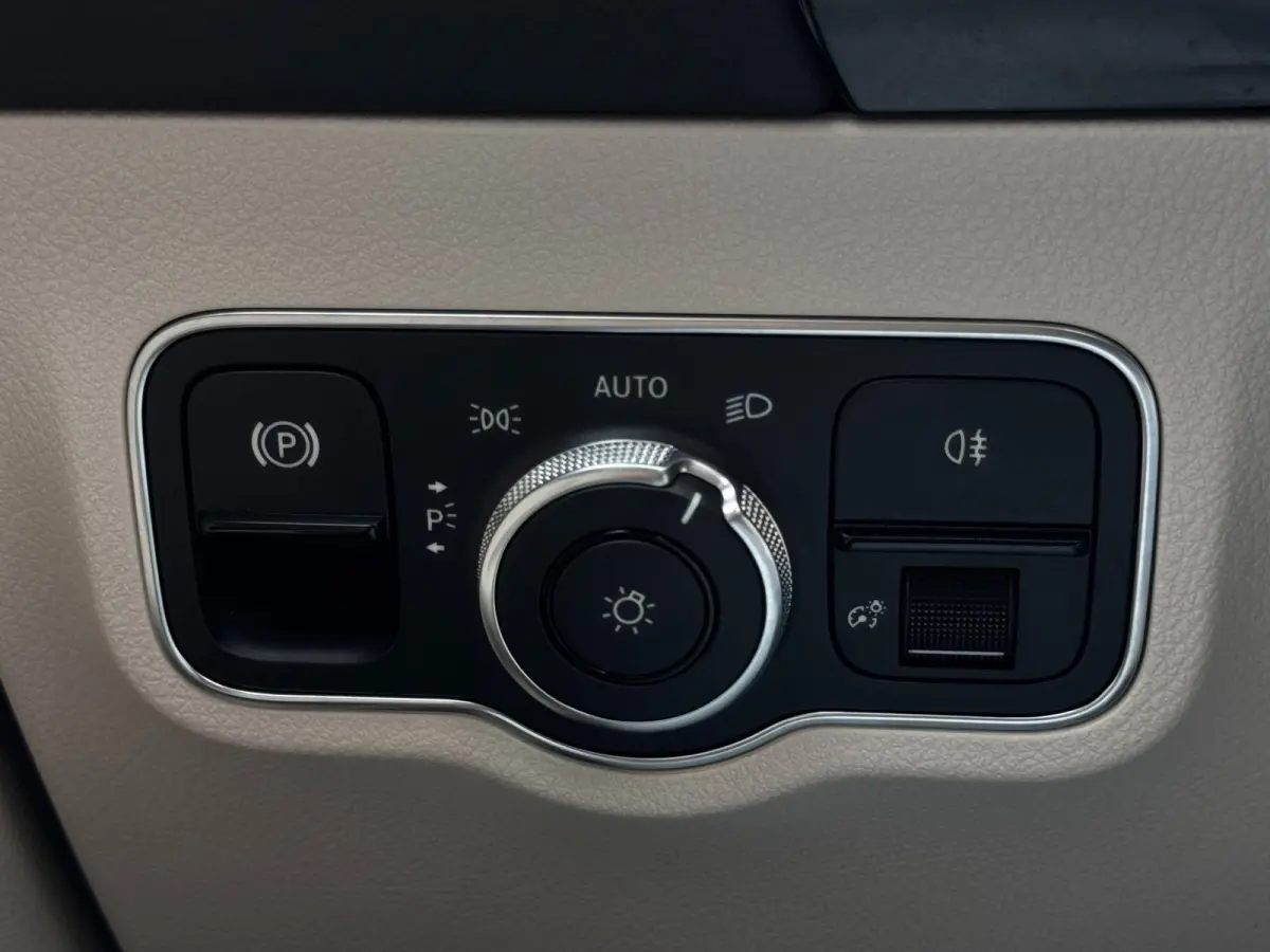 180 Luxury Line NL-Auto | Pano | 1e Eigenaar | Leder | Camera | PDC Rondom | Stoelverwarming