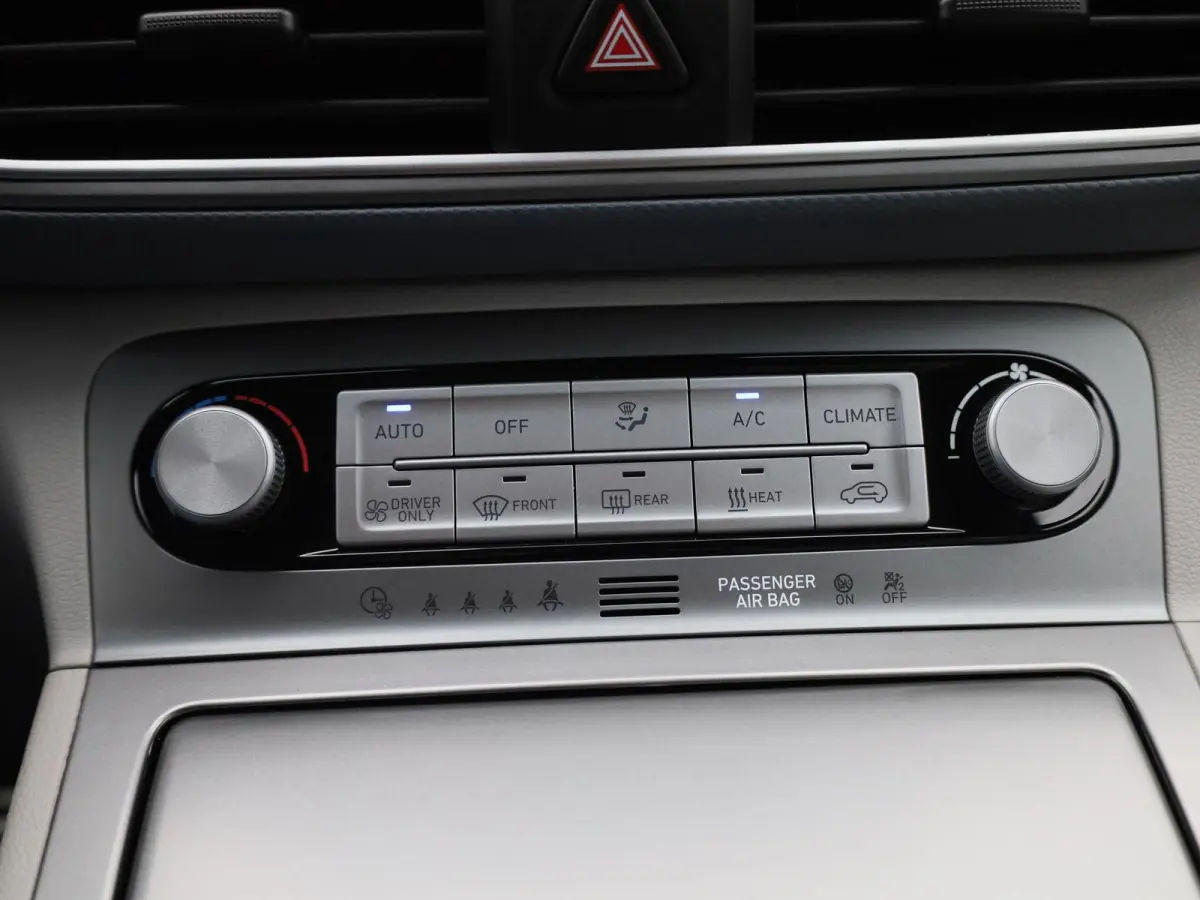 Sky 64kWh | Automaat | Navigatie | Heads-Up Display | KRELL Audio | Leder | Stoel/Stuur verwarming | Apple Carplay / Android Auto | Climate Control | Camera | Parkeersensoren | Cruise Contro