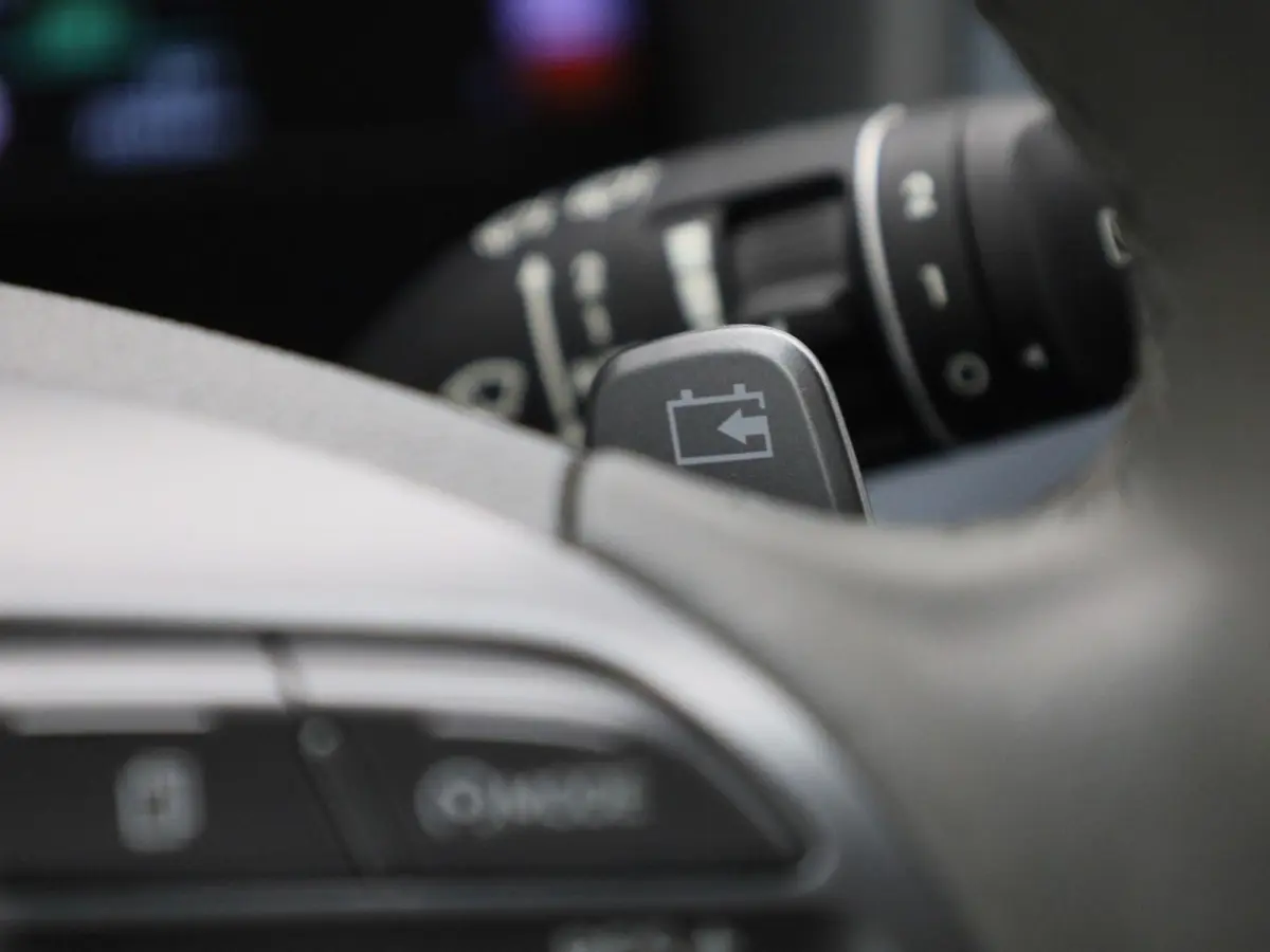 Sky 64kWh | Automaat | Navigatie | Heads-Up Display | KRELL Audio | Leder | Stoel/Stuur verwarming | Apple Carplay / Android Auto | Climate Control | Camera | Parkeersensoren | Cruise Contro