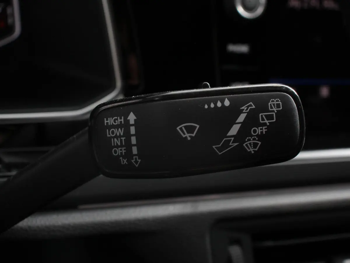 1.5 TSI 150pk R-Line + Automaat Navigatie Apple Carplay/Android Auto Camera Parkeer sensoren Adaptive Cruise Control Climate Control Lichtmetalen velgen 18" Verwarmde voorstoelen digitale co